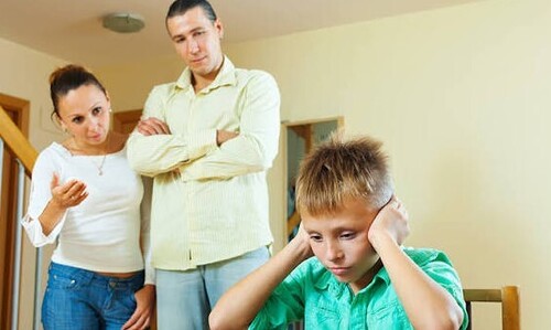 Привычки токсичных родителей: как они портят детство своих детей