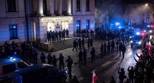 Что происходит в Варшаве: Начался Хеллоуин или государственный переворот?